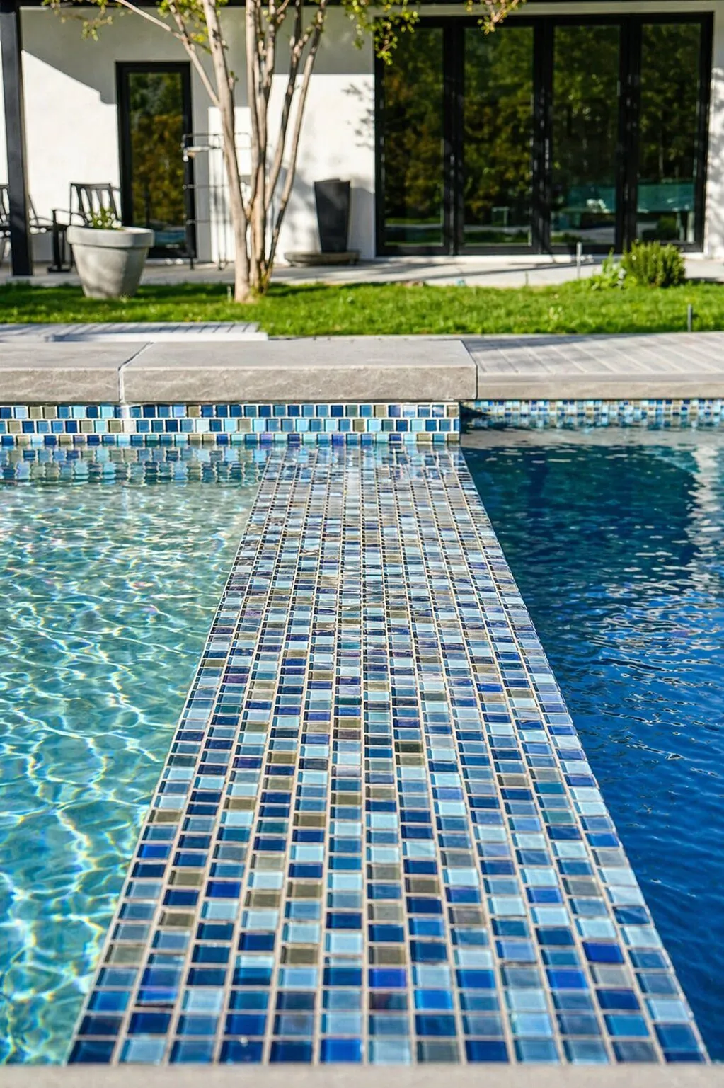 Crystal clear pool with proper vacuum system - Moda Outdoor Living